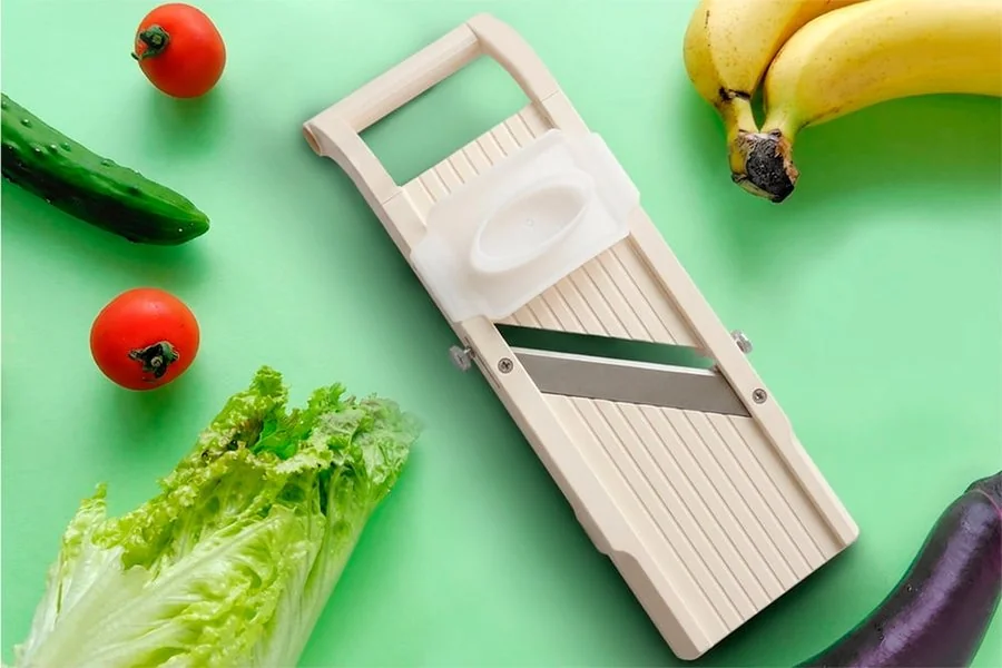 Benriner vegetable slicer with adjustable blade