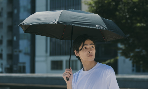 白いTシャツにWpc. IZAの日傘を合わせた公式スタイリング